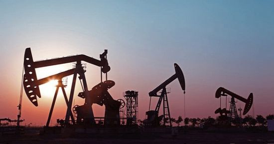 تراجع  النفط بختام التداولات مع انحسار مؤقت للأسعار