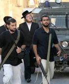 مستوطنون يعتدون على منازل فلسطينيين بالضفة الغربية