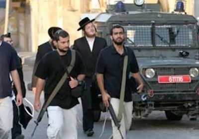 مستوطنون يعتدون على منازل فلسطينيين بالضفة الغربية