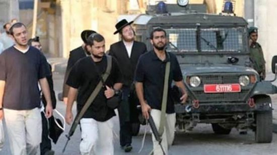 مستوطنون يعتدون على منازل فلسطينيين بالضفة الغربية