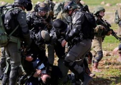 إسرائيل تعتقل عشرات الفلسطينيين في الضفة الغربية بعد واقعة إطلاق نار