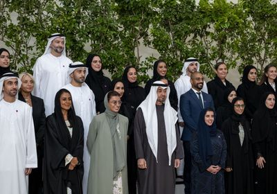 رئيس الإمارات يستقبل فريق عمل الاحتفال الرسمي بعيد الاتحاد الـ54 للإمارات