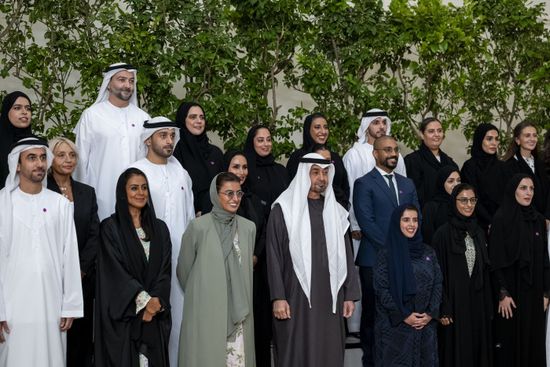 رئيس الإمارات يستقبل فريق عمل الاحتفال الرسمي بعيد الاتحاد الـ54 للإمارات