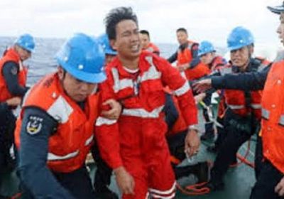 إنقاذ 29 شخصًا من المياه بعد تعرض سفين صيد فيتنامية للغرق