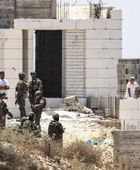 مستوطنون يضرمون النار في مسجدين بالضفة الغربية بعد اشتباك