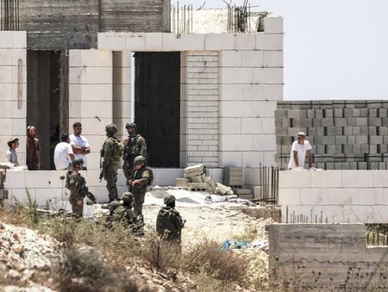 مستوطنون يضرمون النار في مسجدين بالضفة الغربية بعد اشتباك