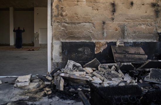 مستوطنون يضرمون النار في مسجدين بالضفة الغربية