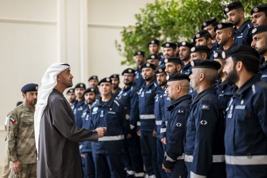 محمد بن زايد يستقبل فريق الإمارات للبحث والإنقاذ