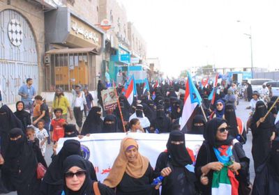 مسيرة نسوية في لحج تجدد التفويض للرئيس الزُبيدي وترفض الوصاية