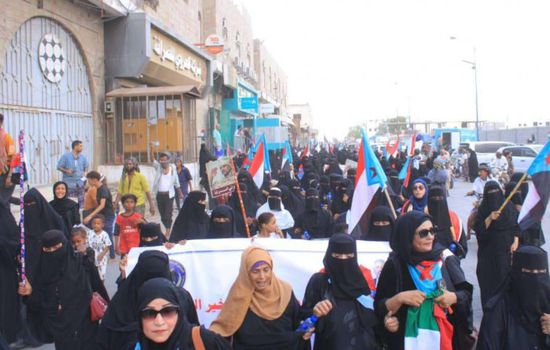 مسيرة نسوية في لحج تجدد التفويض للرئيس الزُبيدي وترفض الوصاية