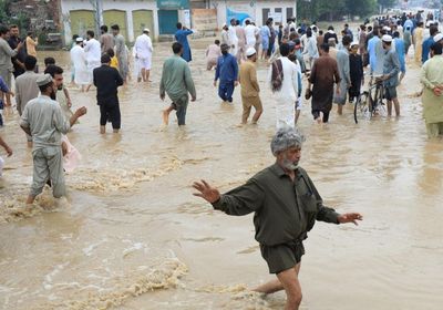 فرار السكان من منازلهم جراء فيضانات ضربت باكستان