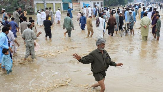 فرار السكان من منازلهم جراء فيضانات ضربت باكستان