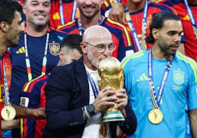 كوكوريا يفي بوعد كأس العالم ويخلد دي لا فوينتي بوشم على ذراعه