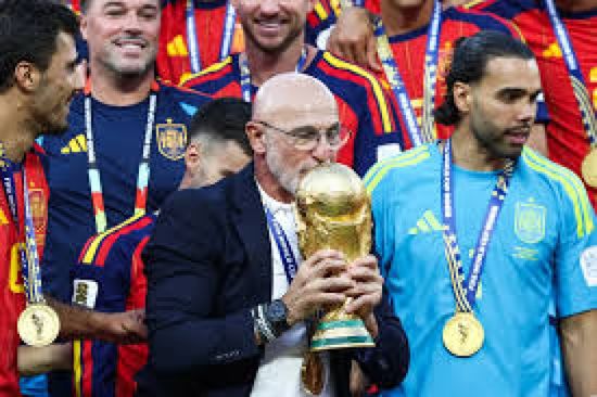 كوكوريا يفي بوعد كأس العالم ويخلد دي لا فوينتي بوشم على ذراعه