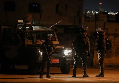 قوات الاحتلال تحتجز فلسطينيين غرب رام الله 