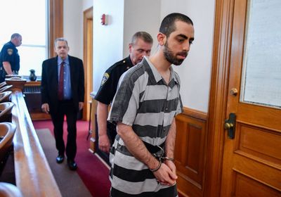 إدانة مهاجم سلمان رشدي بتهم إرهاب اتحادية في أمريكا