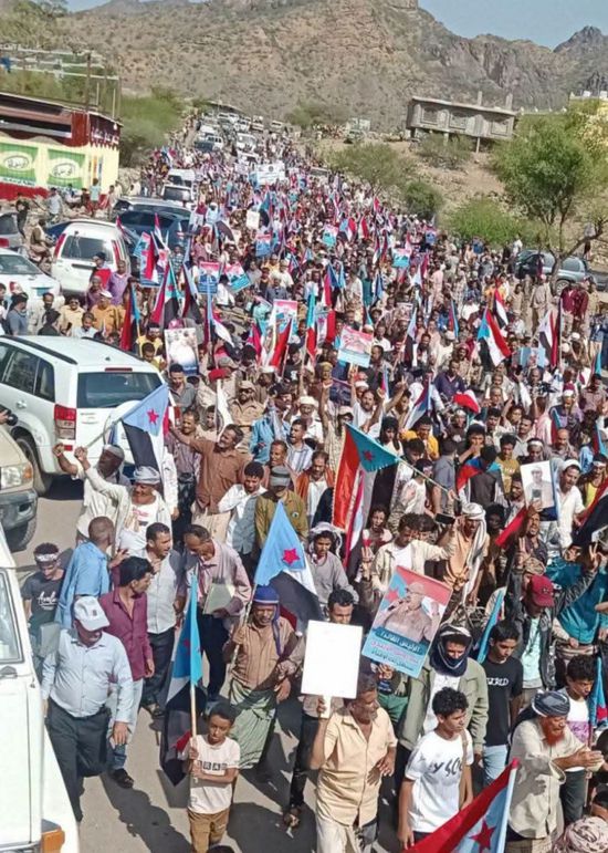 جماهير الضالع تندد بالتدخلات الخارجية وتطالب بتحسين الظروف المعيشية