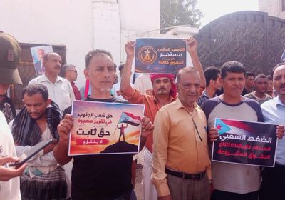 وقفة احتجاجية بكريتر تندد باقتحام اتحاد عمال الجنوب