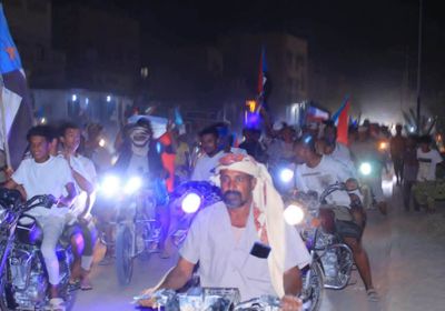 حراك شعبي بتريم تنديدا بتدهور المعيشة ويُجدد التفويض للرئيس الزُبيدي