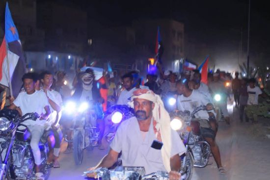 حراك شعبي بتريم تنديدا بتدهور المعيشة ويُجدد التفويض للرئيس الزُبيدي