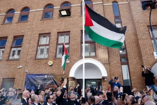 سنغافورة تحقق في رفع فرقة بريطانية للعلم الفلسطيني خلال حفل موسيقي