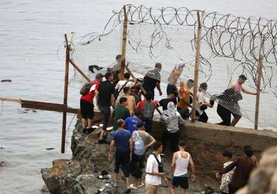 40 ألف مهاجر يعبرون الحدود بين المغرب وجيب سبتة الإسباني خلال أيام