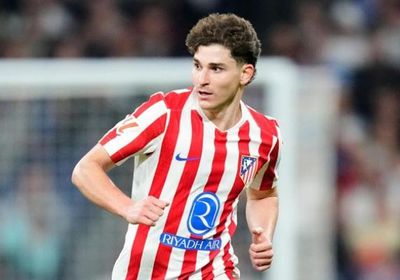 برشلونة مهدد بعقوبة بسبب صفقة جوليان ألفاريز