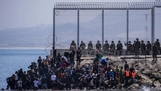 بلدية سبتة: ارتفاع عدد المهاجرين العابرين من المغرب إلى 60 ألف شخص