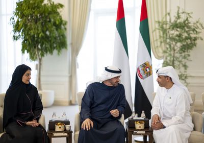 محمد بن زايد يكرّم فريق جناح الإمارات في "إكسبو 2025" باليابان