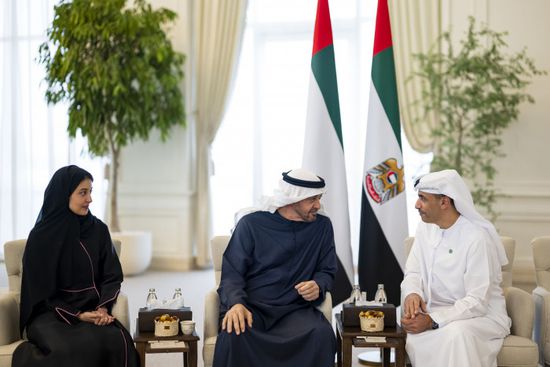محمد بن زايد يكرّم فريق جناح الإمارات في "إكسبو 2025" باليابان