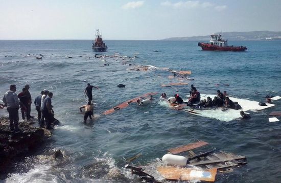إنقاذ 15 مصرياً بعد تعطل قاربهم قبالة السواحل الليبية