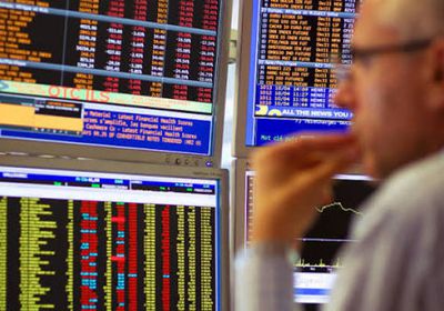 الدولار يتجه لتسجيل أكبر مكاسب يومية في أسبوعين
