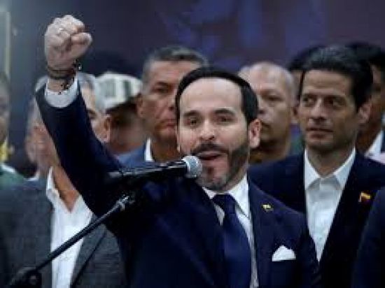 دي لا إسبرييلا يؤدي اليمين الدستورية رئيسًا لكولومبيا