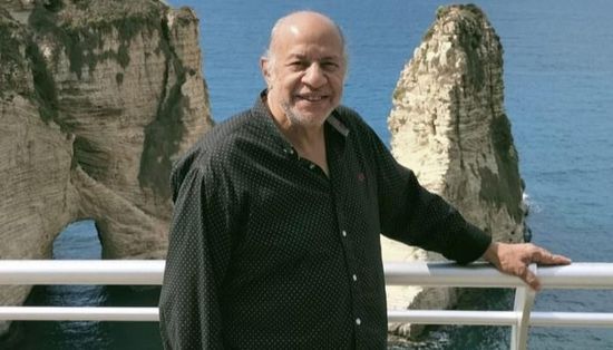 عيد أبو الحمد يكشف معاناة زوجته ويطلب الدعاء لها