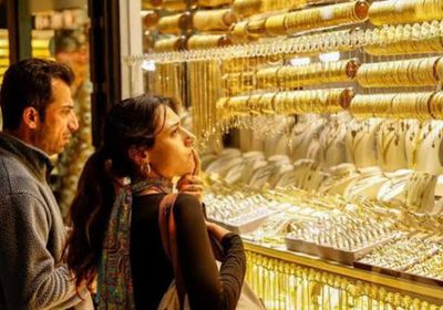 أسعار الذهب تنخفض مع إقبال المستثمرين على البيع