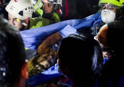 إنقاذ امرأة من تحت أنقاض زلزال كولومبيا بعد 30 ساعة