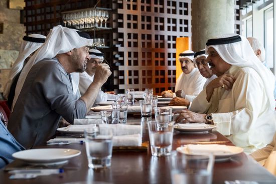 رئيس الإمارات وملك البحرين يبحثان التطورات الإقليمية