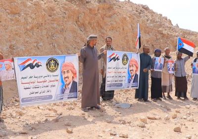 أهالي حجر الصيعر ينظمون وقفة احتجاجية رفضاً للوصاية الخارجية