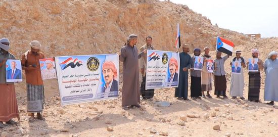 أهالي حجر الصيعر ينظمون وقفة احتجاجية رفضاً للوصاية الخارجية