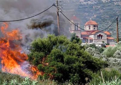 فرار سياح في اليونان وسط اقتراب حريق غابات