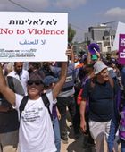 مستوطنون يحاصرون منازل فلسطينية في قصرة