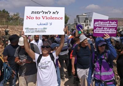 مستوطنون يحاصرون منازل فلسطينية في قصرة