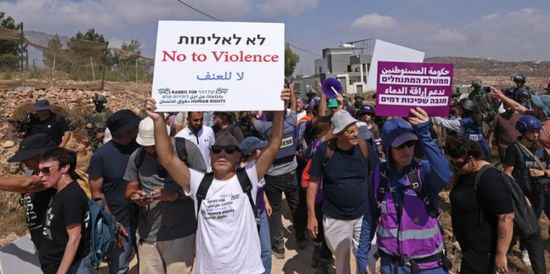 مستوطنون يحاصرون منازل فلسطينية في قصرة
