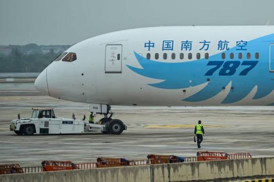 طائرة بيونغ 787 تعود إلى المطار بعد إقلاعها بسبب مشكلة فنية