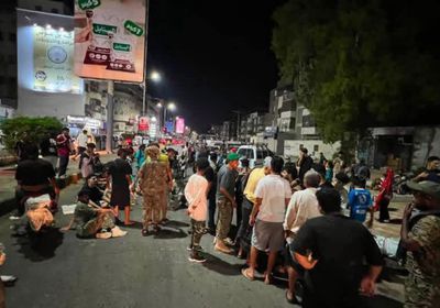 احتجاجات في كريتر وقطع الطرق رفضاً لتدهور الخدمات الأساسية