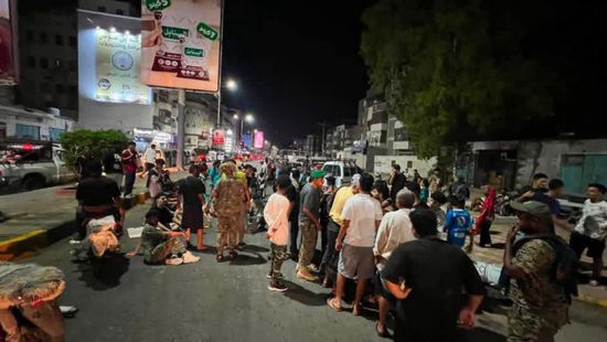 احتجاجات في كريتر وقطع الطرق رفضاً لتدهور الخدمات الأساسية