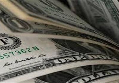 الدولار يستقر قرب أدنى مستوياته