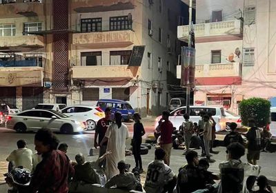 احتجاجات غاضبة تقطع الشوارع الرئيسية بمديرية المعلا في عدن