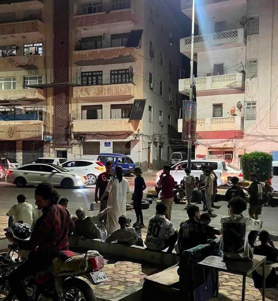 احتجاجات غاضبة تقطع الشوارع الرئيسية بمديرية المعلا في عدن