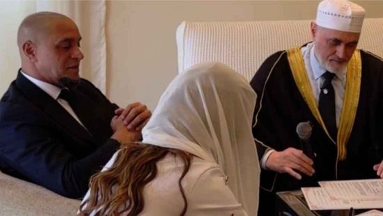 إمام المسجد الحرام يعلق على اعتناق روبرتو كارلوس الإسلام